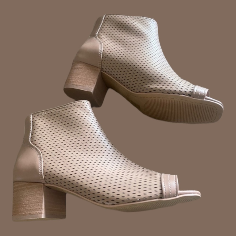 NWOT Kelsi Dagger Peep toe Booties. Size: 7.5